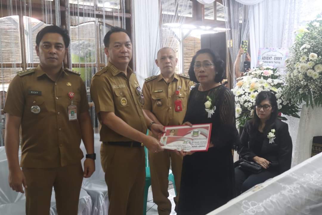 Walikota Caroll Melayat ke Ruduk Pangkey-Purba