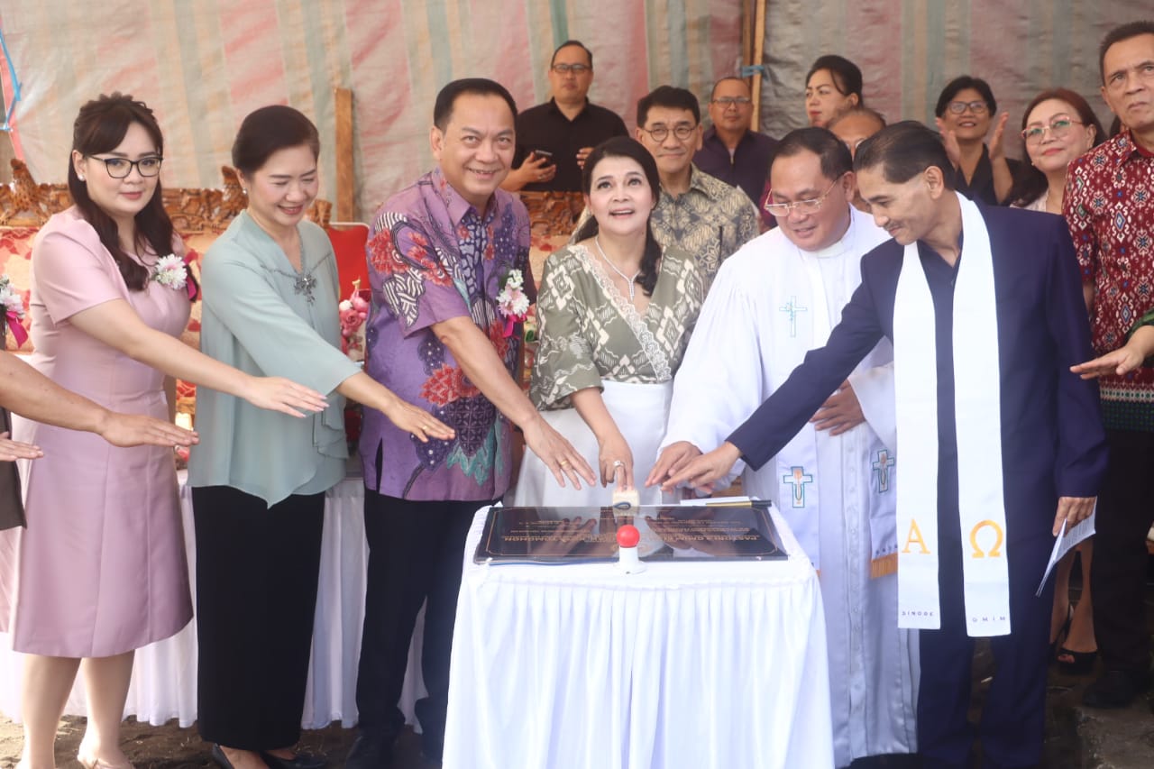 Hadiri HUT Jemaat, Caroll Resmikan Pastori 4 GMIM Elim Kolongan