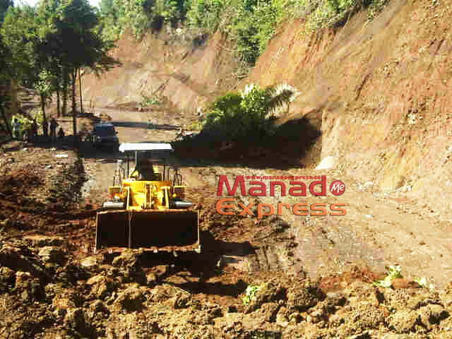 Longsor Gunung Potong Mulai Dibersikan