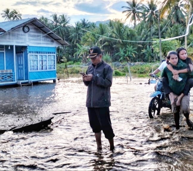 Pantau Kondisi Banjir di Buyat, Camat Kotabunan Imbau Warga Tetap Waspada