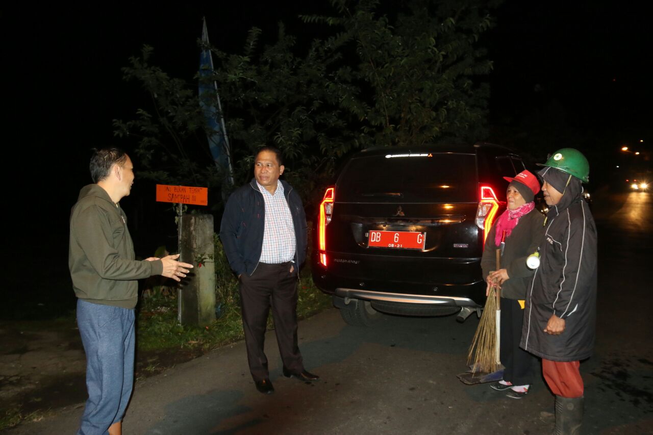 Sekot Tomohon Sambangi Petugas Kebersihan Jalan Saat Subuh