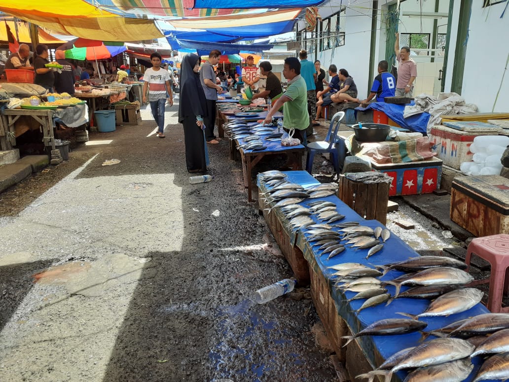 Lapak Ikan Mentah di Pasar Beriman Amburadul