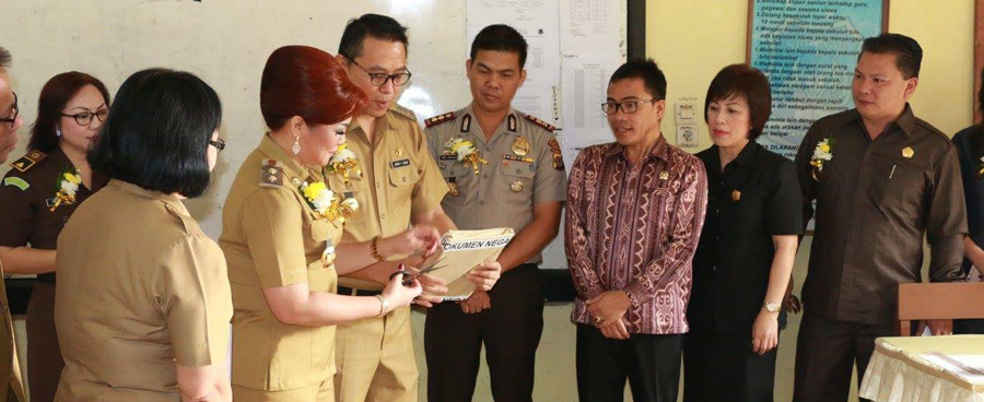 Eman-Sompotan Buka dan Bagikan Naskah UN