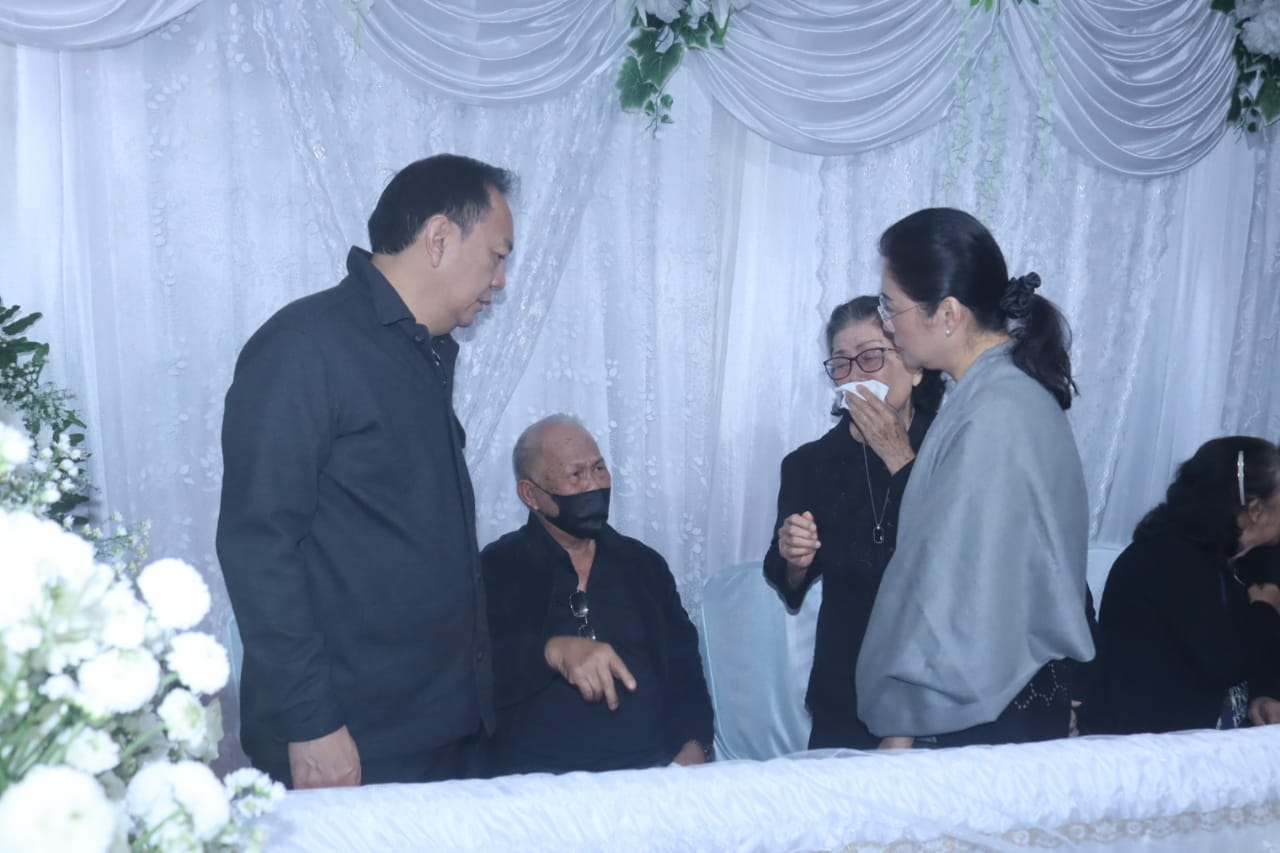 Caroll Senduk Layat Duka Sekretaris FKUB Tomohon