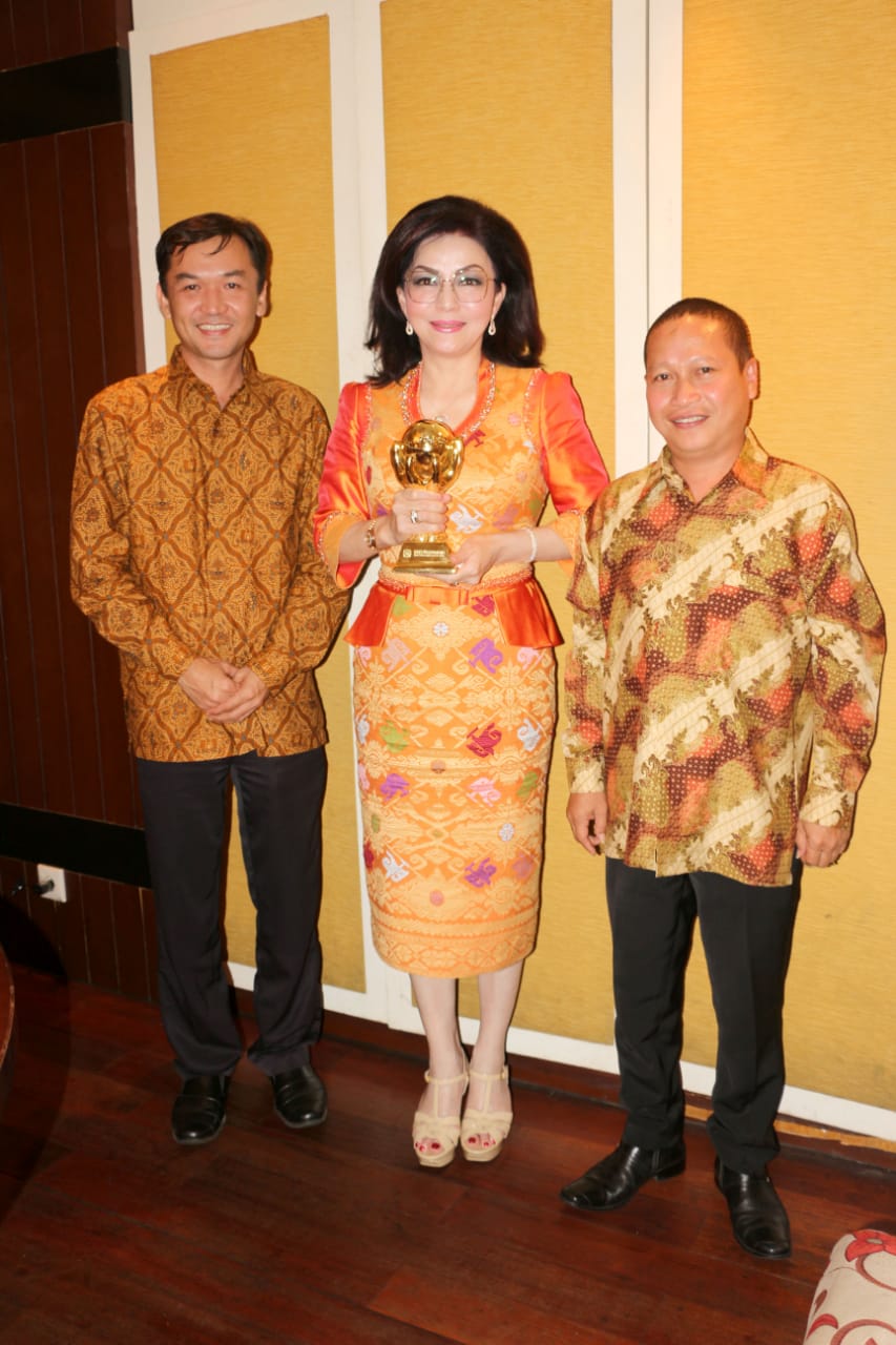 Pemda Minsel Terima Penghargaan UHC Award