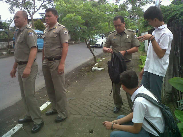 Berkeliaran Saat Jam Sekolah, 10 Pelajar Diamankan Sat Pol-PP