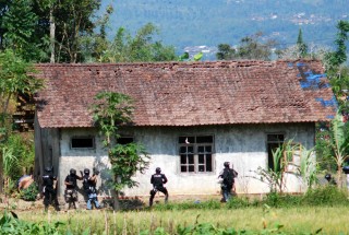 Tim Densus 88 Masuk ke Rumah Terduga Teroris