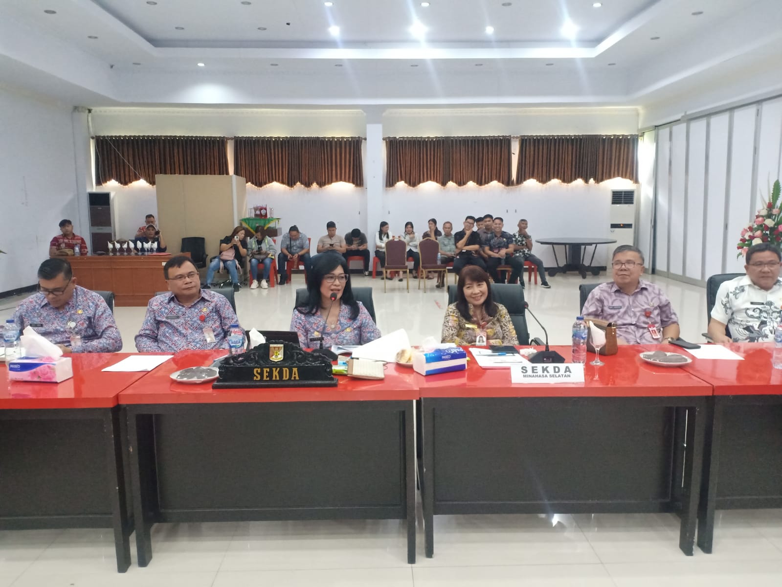 Sekda Lynda Watania Terima Kunjungan Studi Banding Pemkab Minsel