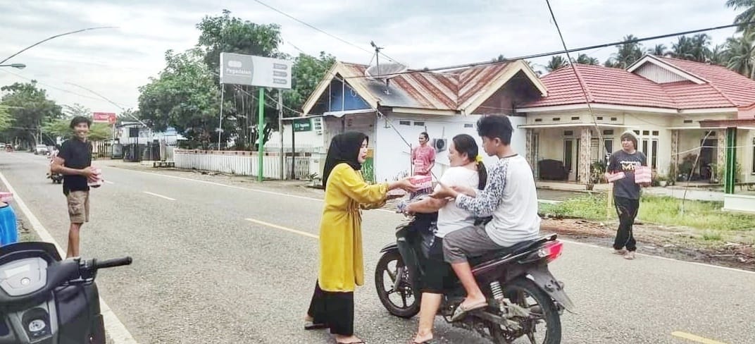 Bagi Takjil Gratis, Posko Ramadan Al-Kahfi Tutuyan Sasar Pengguna Jalan Ibu Kota Boltim