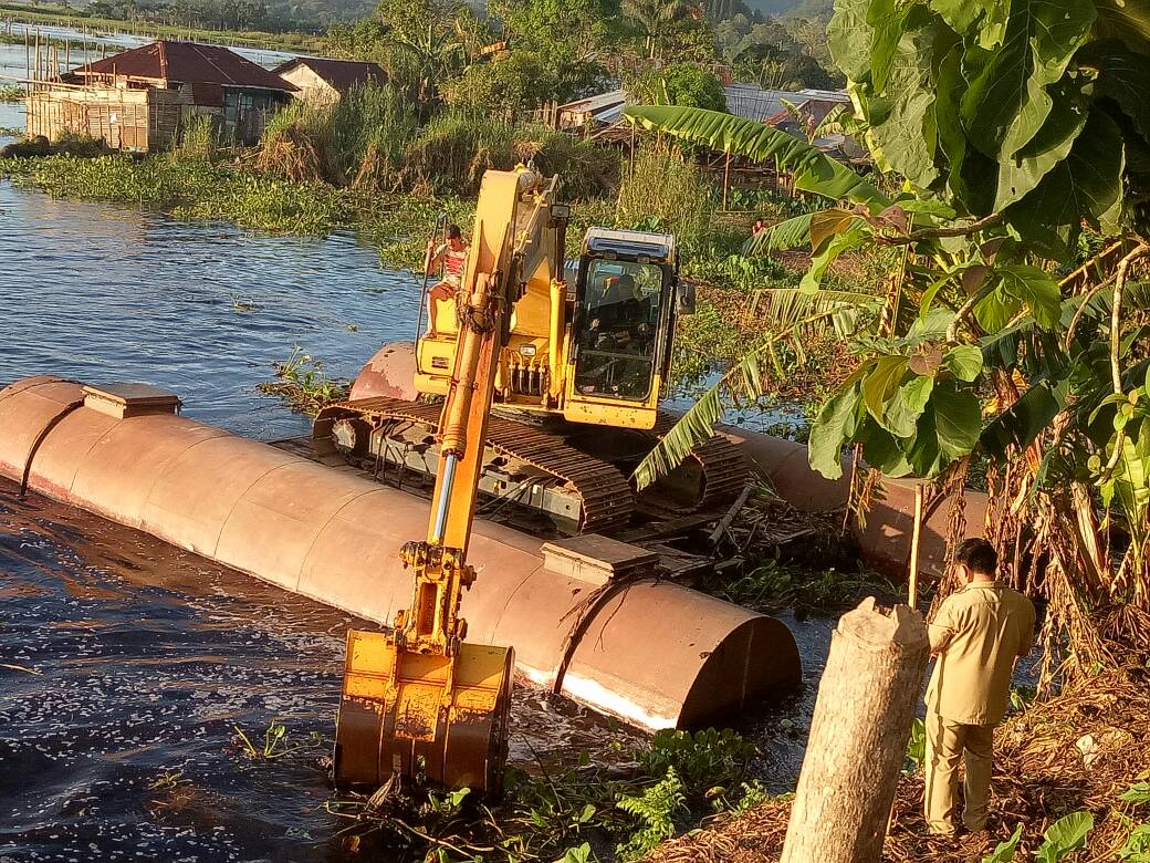 Enam Eskavator Akan Bersihkan Eceng Gondok di Danau Tondano