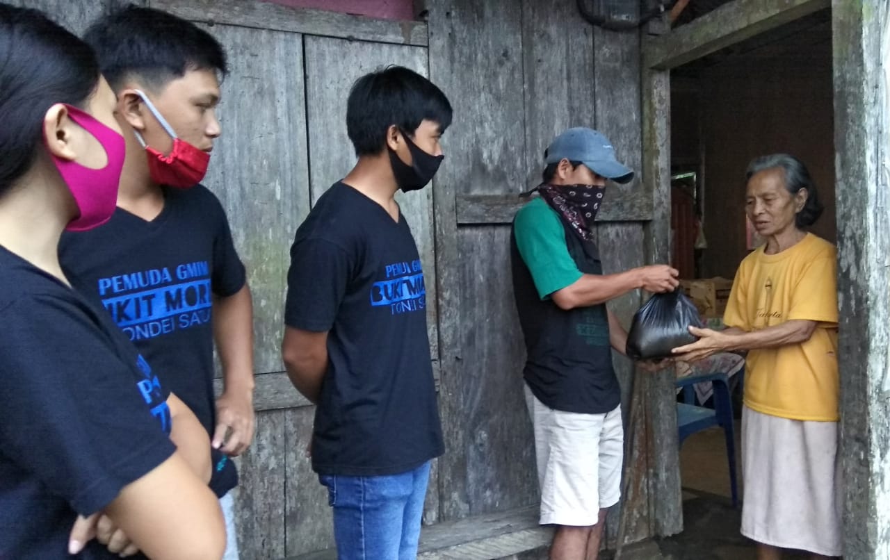 Hari Pentakosta, Pemuda Bumotonsa Salurkan Bantuan ke Masyarakat