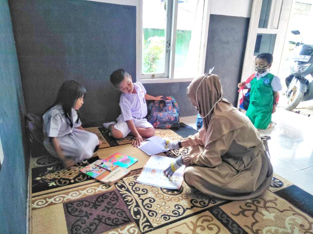 Tak Mau Ketinggalan Pelajaran di Masa Pandemi, Guru SDN 1 Bulawan Ajari Siswa di Rumah