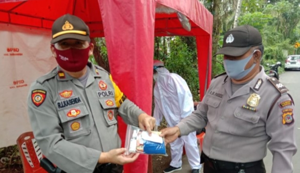 Kapolsek Tombulu Salurkan Tali Asih 