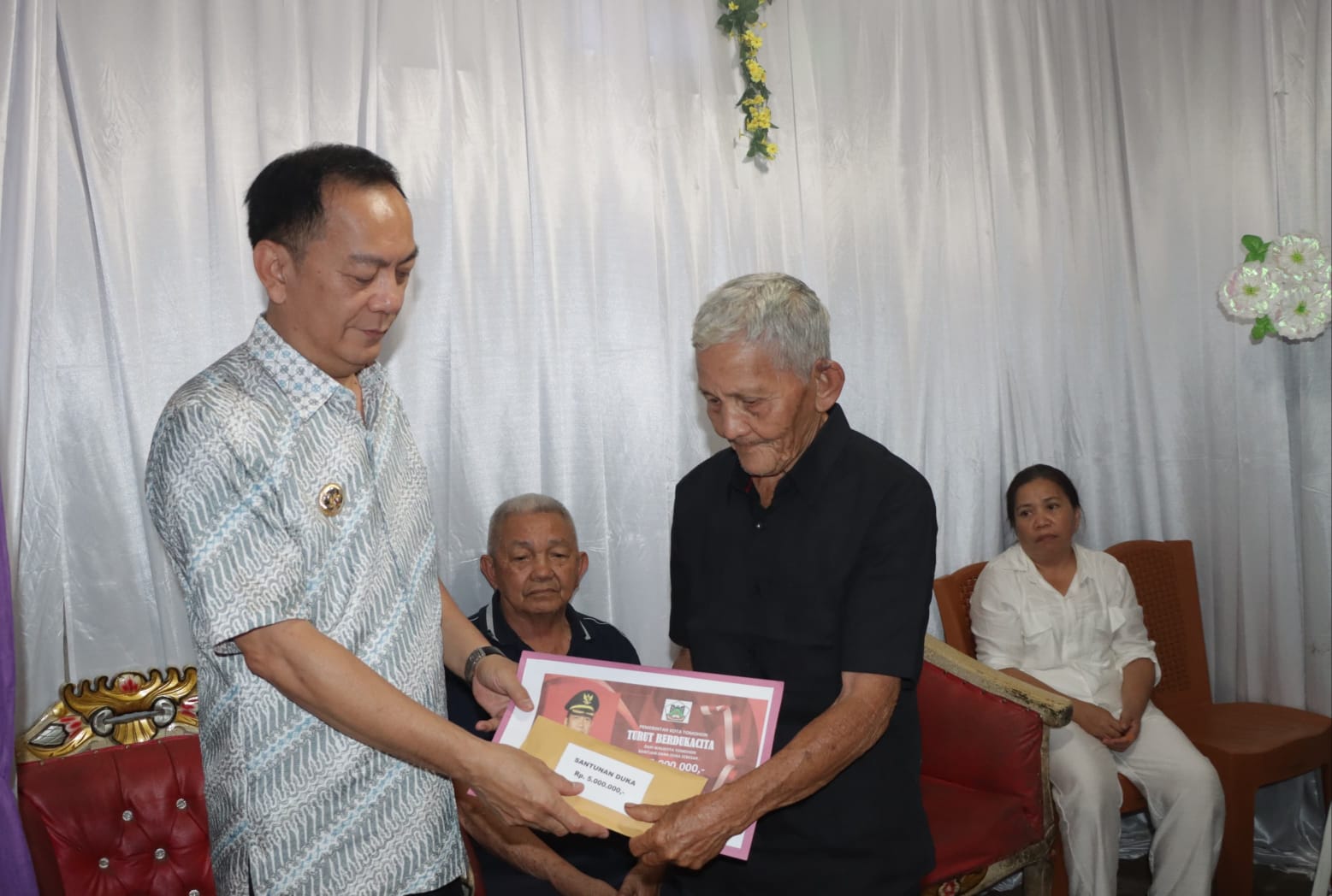 Caroll Serahkan Santunan Duka di Keluarga Kojongian-Tijow