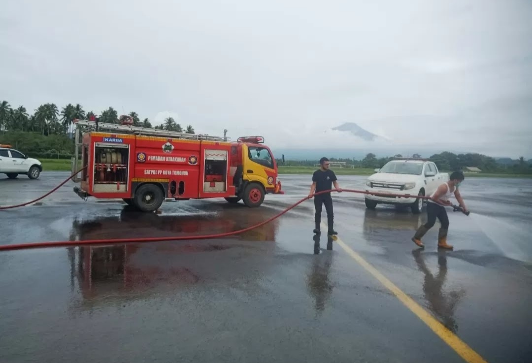 Armada Damkar Pemkot Tomohon Bantu Bersihkan Bandara Sam Ratulangi 
