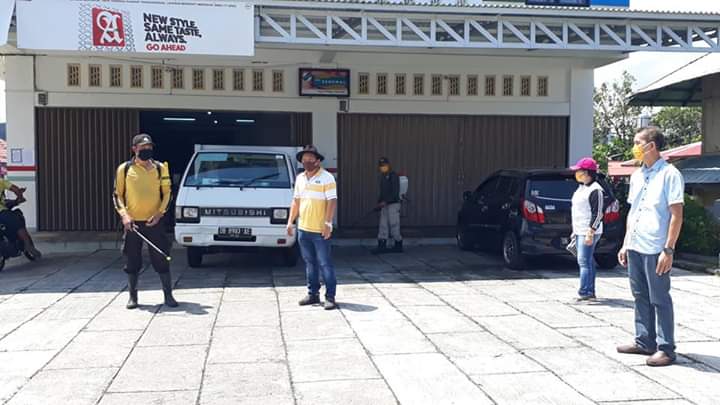 Cegah Covid-19, Kelurahan Lansot Semprot Disinfektan di Setiap Rumah
