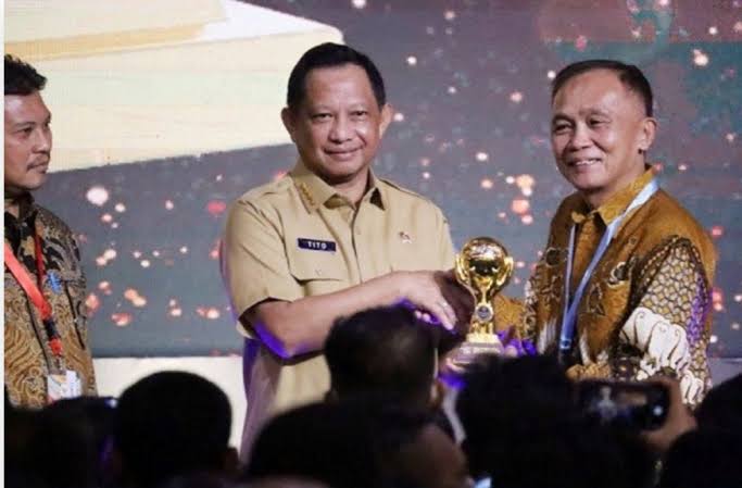 Pemkab Boltim Terima Penghargaan UHC Award 2023