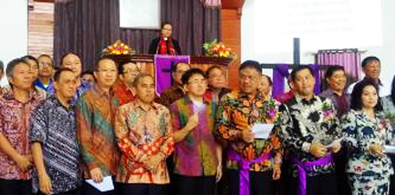 Dampingi Gubernur OD, Bupati JWS Ibadah di GMIBM Pniel Kotamobagu