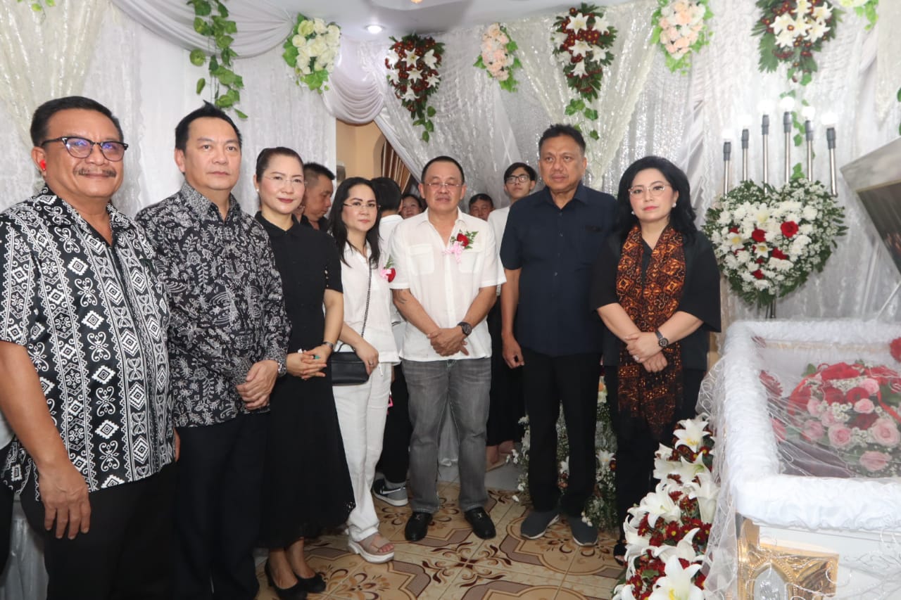 Walikota Caroll Hadiri Pemakaman Ibunda Wawali Lumentut