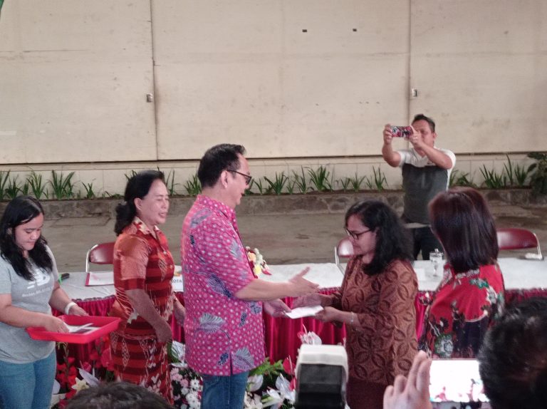 Walikota Caroll Serahkan Insentif Kader KB 