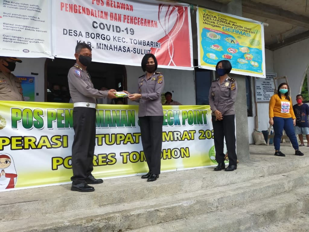 Wakapolres dan Bhayangkari Beri Masker dan Suplemen Bagi Personil di Lapangan
