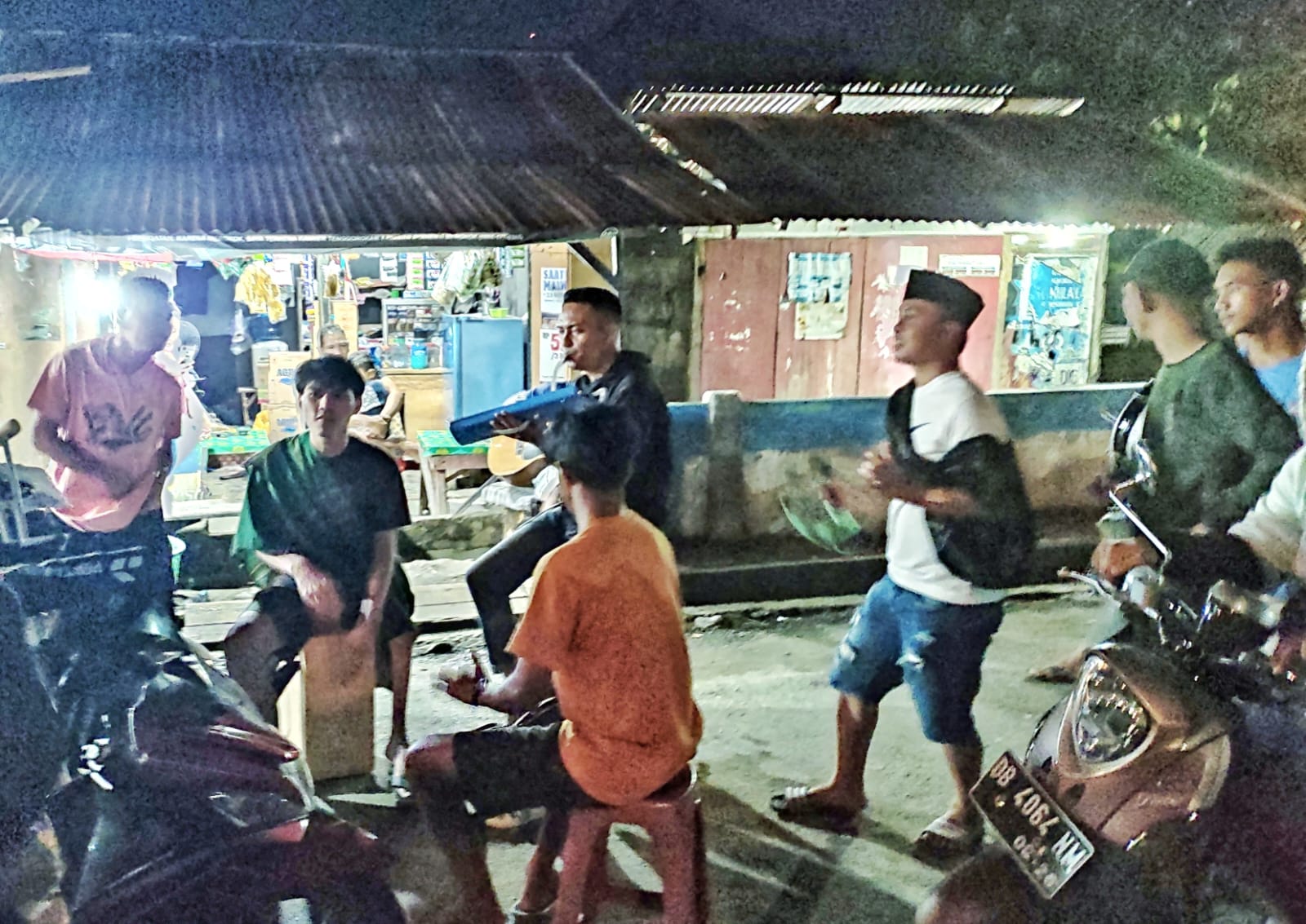 Keliling Kampung Bangunkan Sahur, Pemuda Kotabunan Barat Nyanyi Sambil Joget