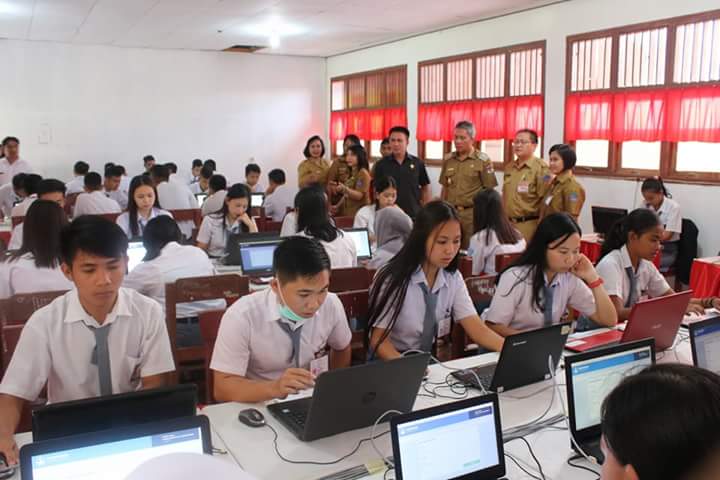 Pantau Pelaksanaan UNBK SMK, Wabup Minsel Beri Motivasi Pada Siswa