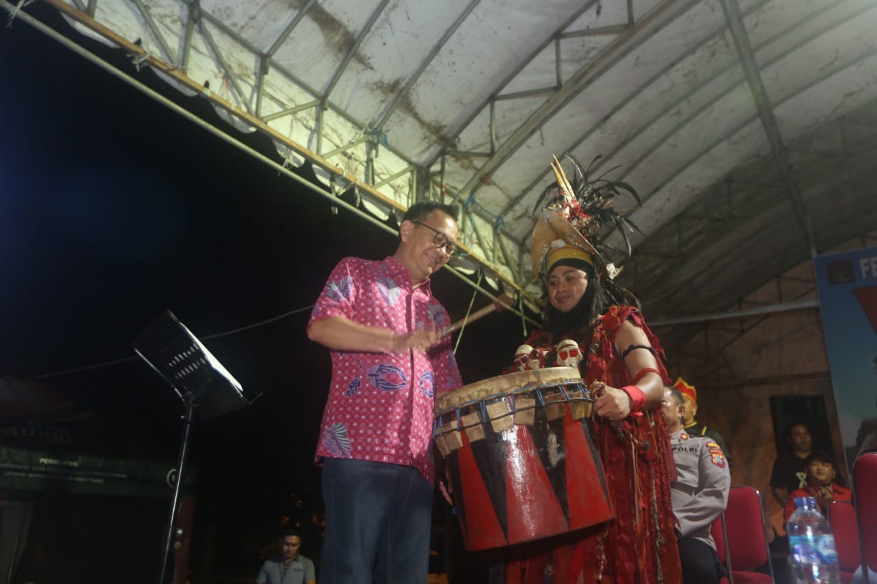 Walikota Tomohon Buka Festival Kawasaran Adat Tombulu