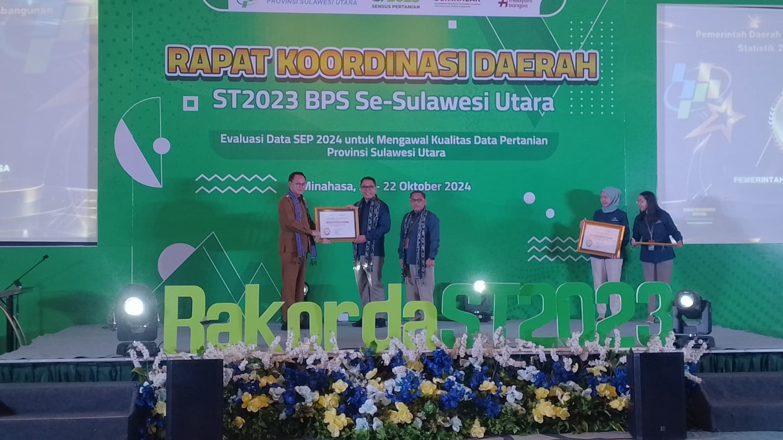 Pj Bupati Tendean Terima Penghargaan IPS Kategori Baik