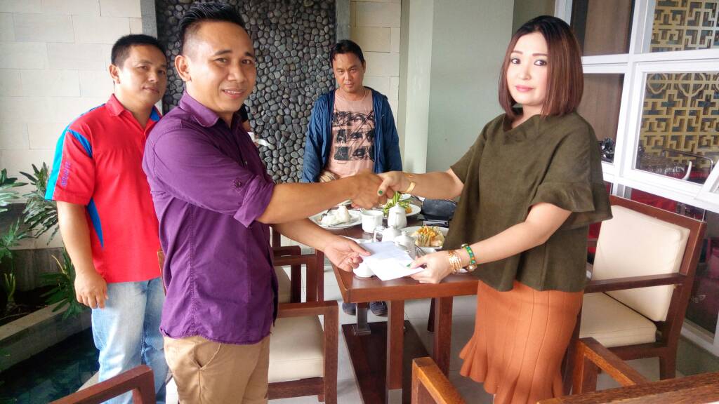 Peduli Penderita Hydrocephalus, Ketua HNSI Minsel Berikan Bantuan