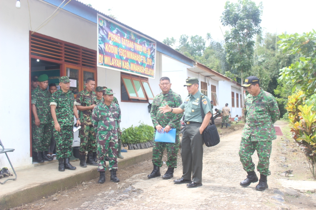 Kodam VII /Wirabuana Bersama Sterad Sambangi Posko TMMD