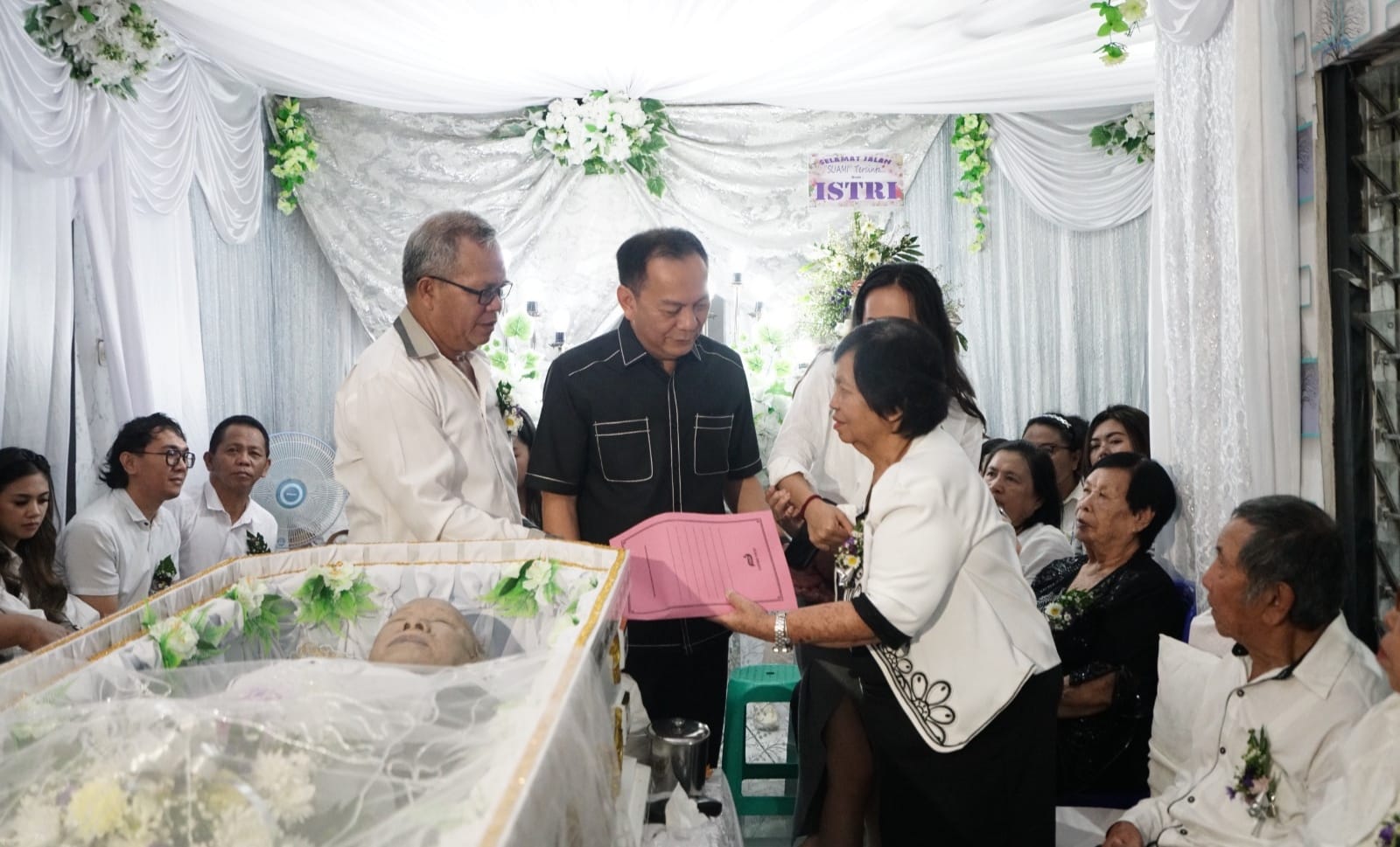 Caroll Senduk Serahkan Santunan Duka 2 Keluarga