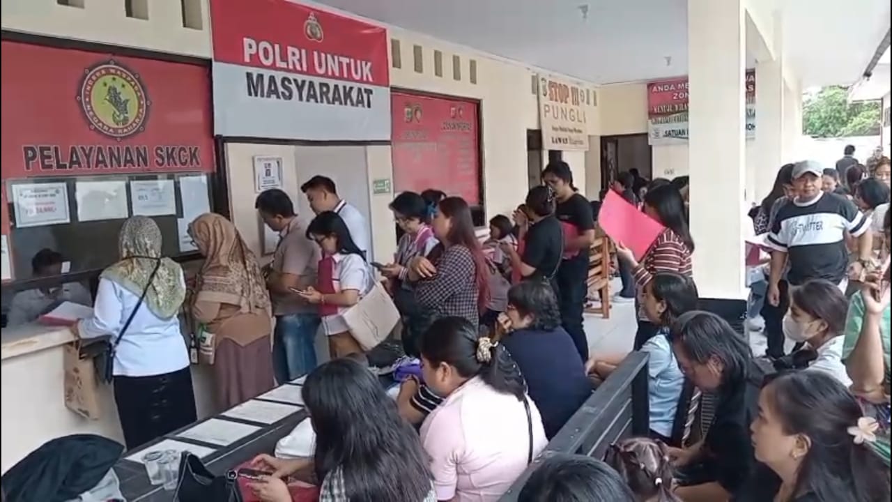 Polres Tomohon ‘Diserbu‘ Ratusan Warga