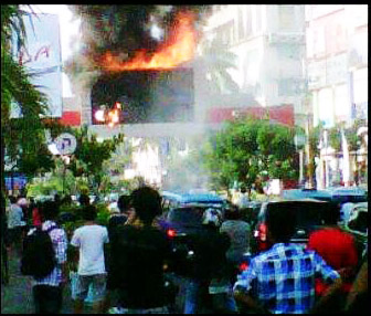 Si Jago Merah Hanguskan Papan Reklame Depan IT Center