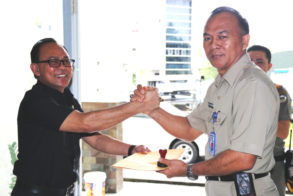 Rotikan Serahkan Kasat Pol-PP ke Pangemanan