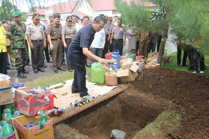 Polres Tomohon Musnahkan Barang Bukti Miras