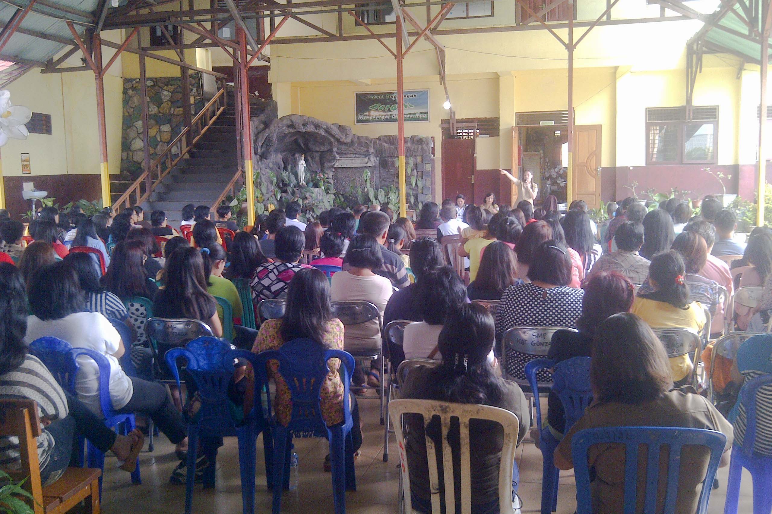 Ratusan Orangtua Siswa �Duduki� SMP Gonzaga Tomohon