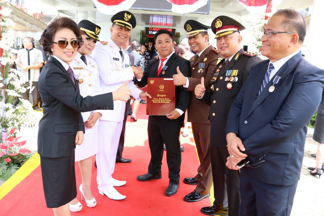 Peringati HUT RI ke-72, Sejumlah PNS Tomohon Diberi Satya Lencana
