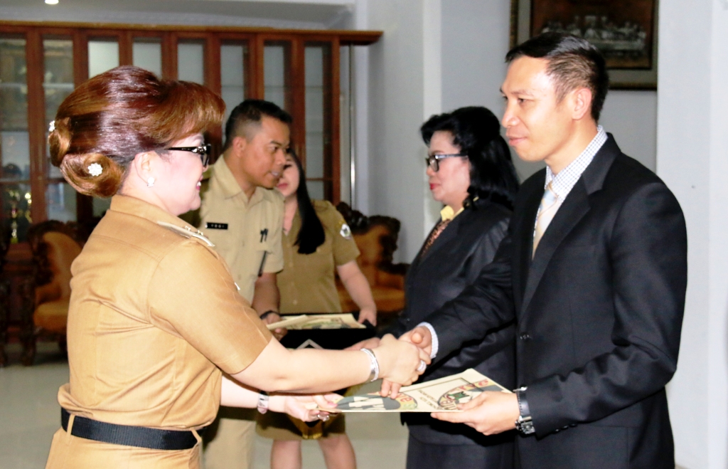 Tugas Perdana, Sekwan Lantang Bacakan SK Pimpinan DPRD Tomohon