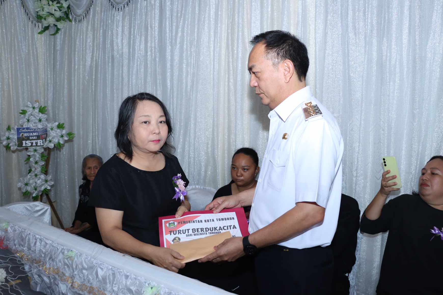 Caroll Serahkan Santunan Duka Keluarga Kumajas-Paat