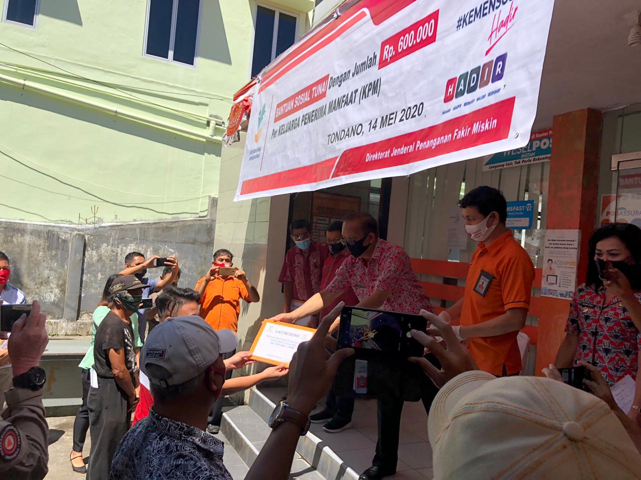 Sekda Minahasa Serahkan BST Secara Simbolis