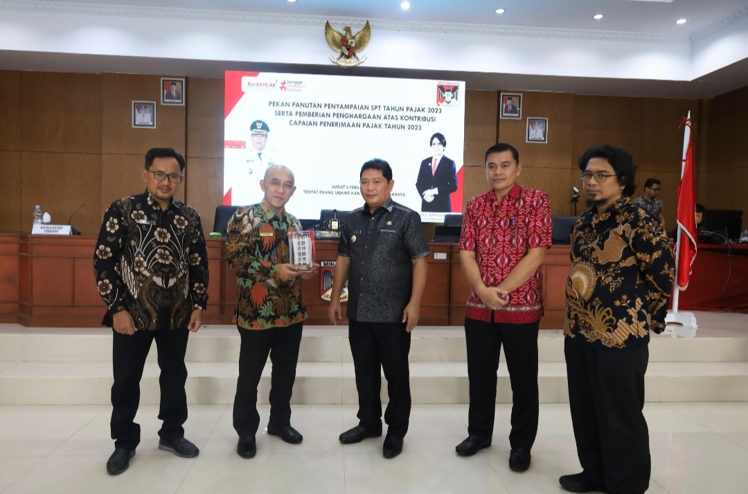 Pengisian SPT dan Terima Penghargaan, Bupati Kumendong Warning Jajarannya Agar Taat Pajak