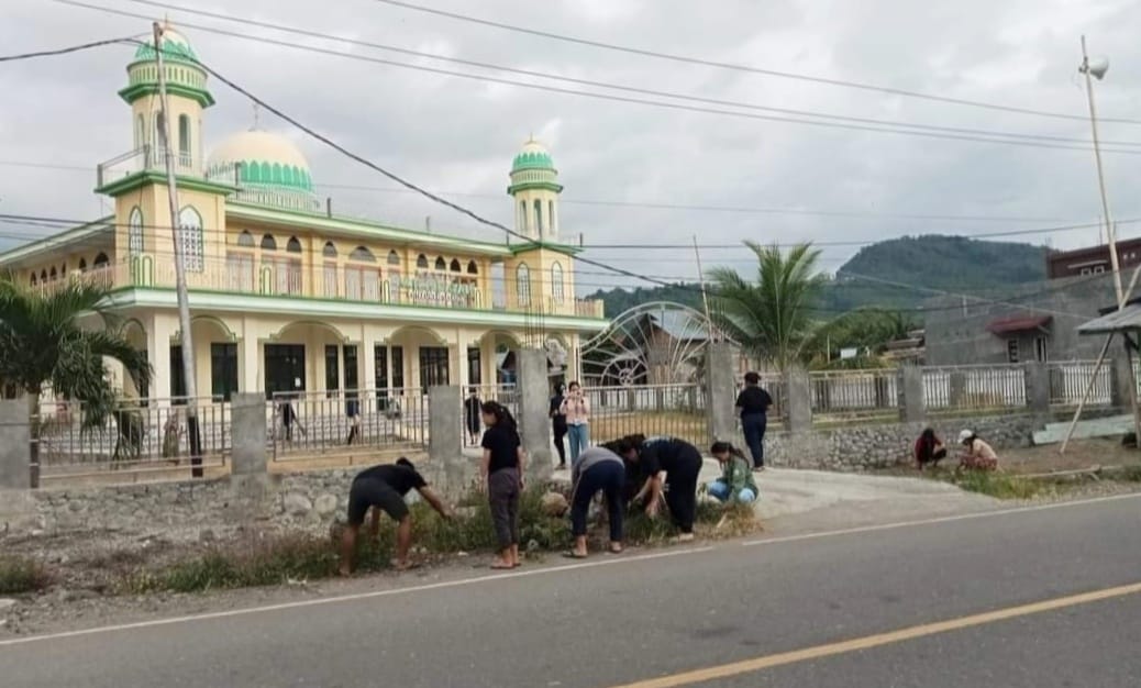 Gelar Jumat Bersih, Nana: Masjid So Bersih, Kantor Desa So Bersih, Alhamdulillah 