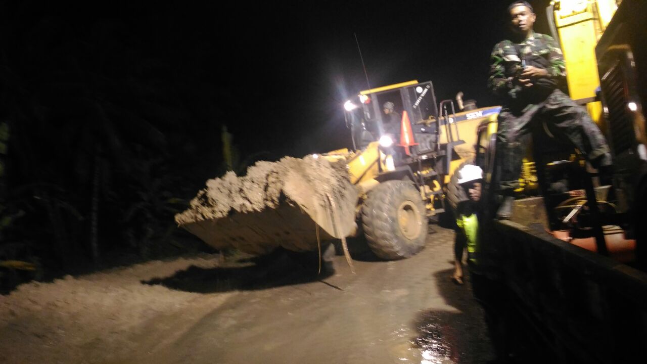 Jalan Trans Sulawesi Desa Blongko Masih Tertutup Longsor, Proses Pembersihan Terus Dilakukan