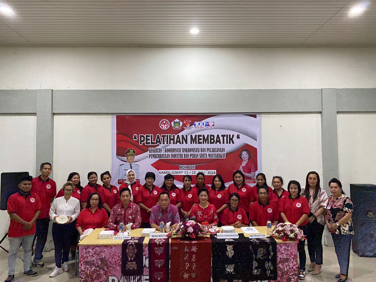 Caroll Senduk Serahkan Peralatan Membatik 