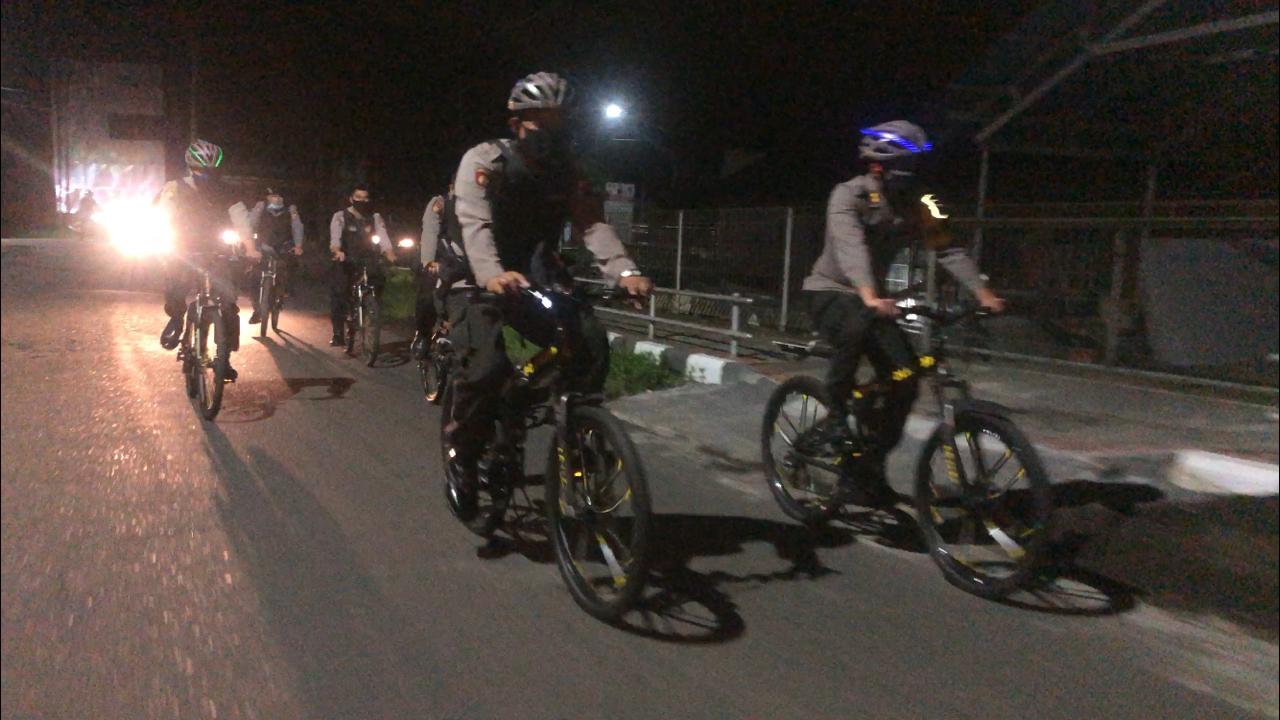 Antisipasi Kerumunan Massa, Polres Minahasa Patroli Bersepeda