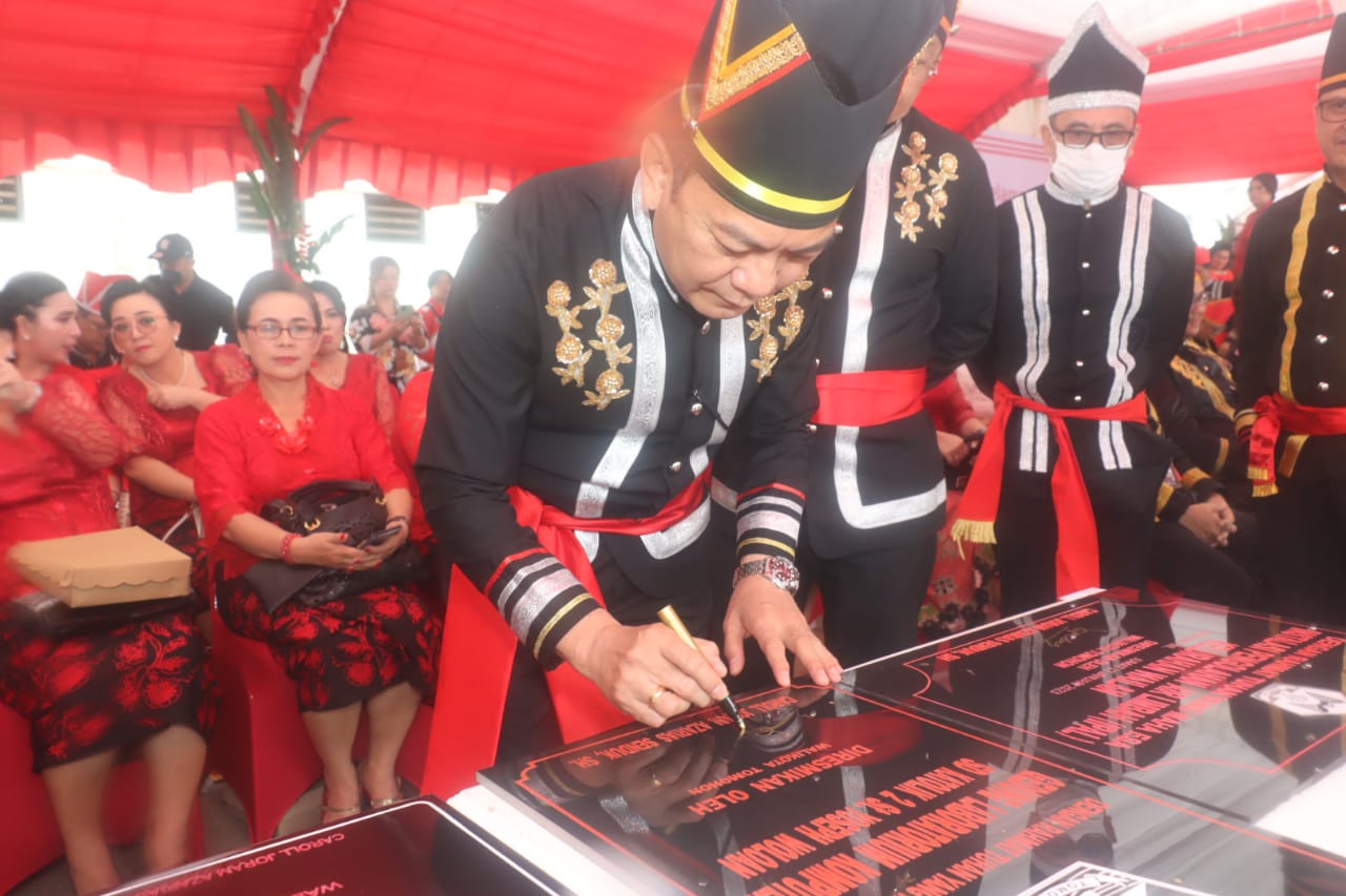 HUT ke-20 Tomohon, Caroll Teken Sejumlah Prasasti Proyek Pembangunan