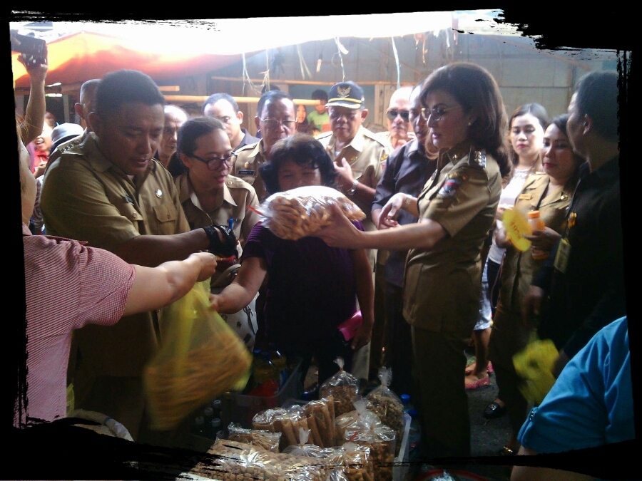 Tetty Pantau Harga Bahan Pokok di Pasar Amurang