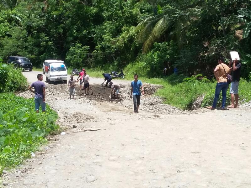 Warga Keluhkan Jalan Trans Lenganeng Bowongkulu Yang Belum Diaspal