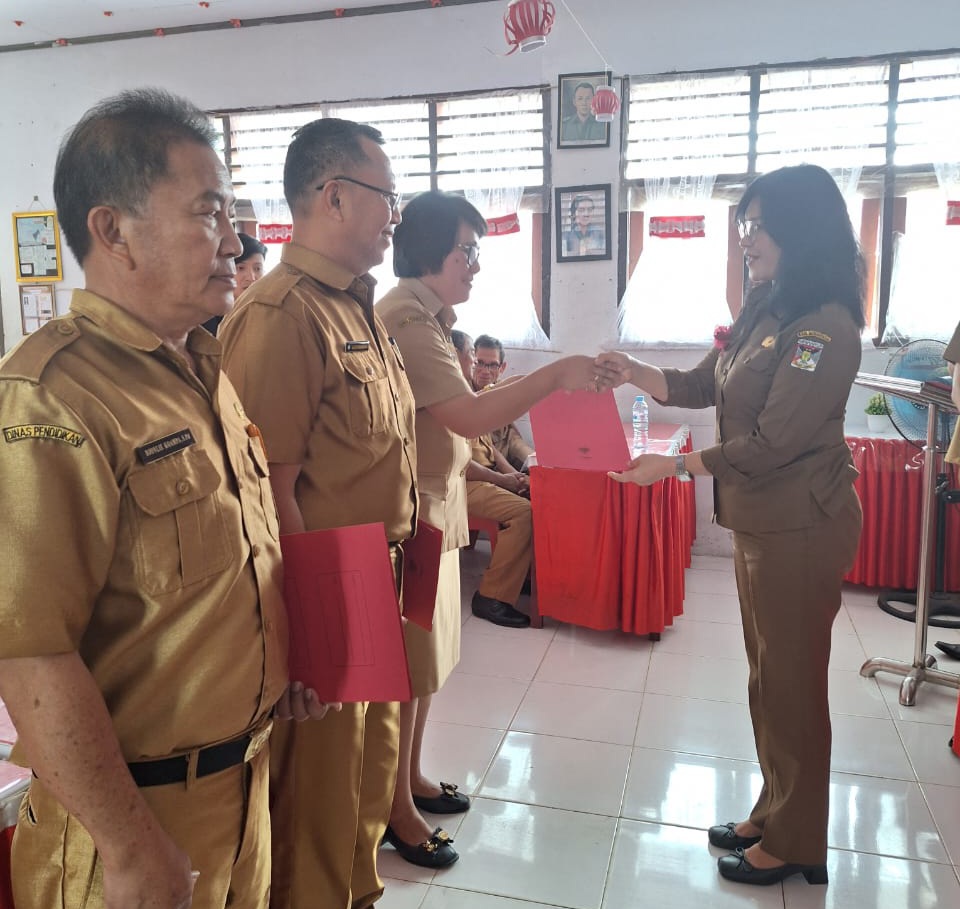 Sekda Minahasa Serahkan Tiga SK Plt Kepala Sekolah SMP di Langowan